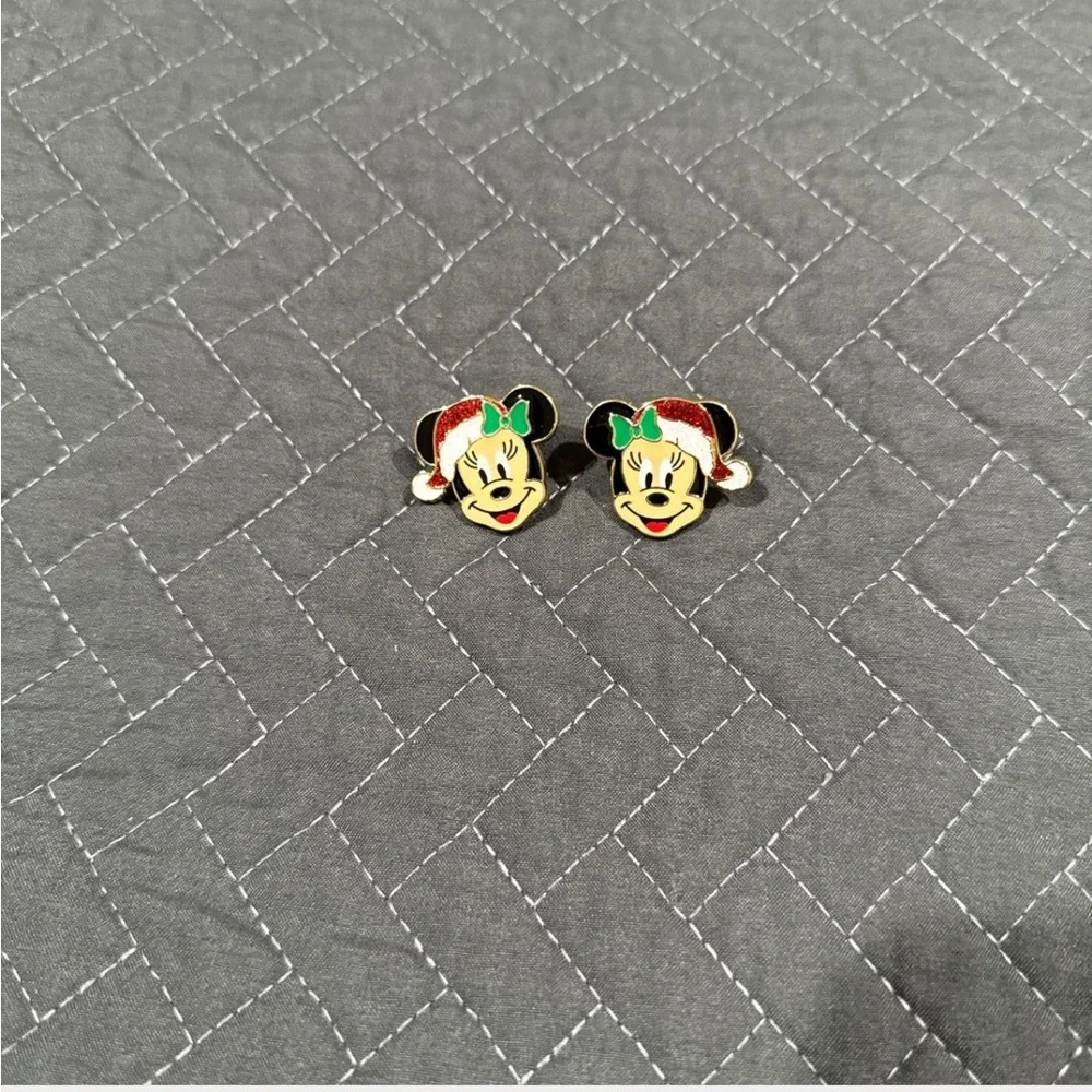 BaubleBar Minnie Mouse holiday
Earrings - Picture 1 of 3